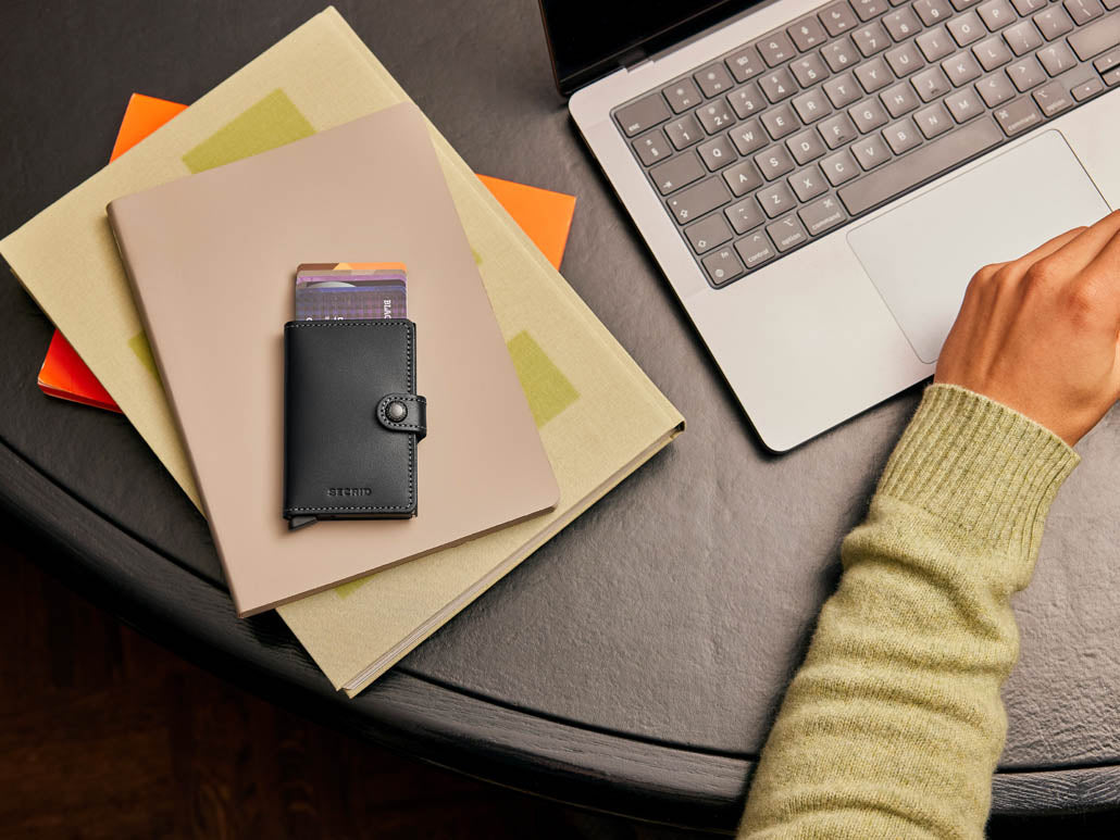 Secrid Miniwallet novčanici u različitim bojama prikazani u modernom životnom okruženju – elegantni i praktični