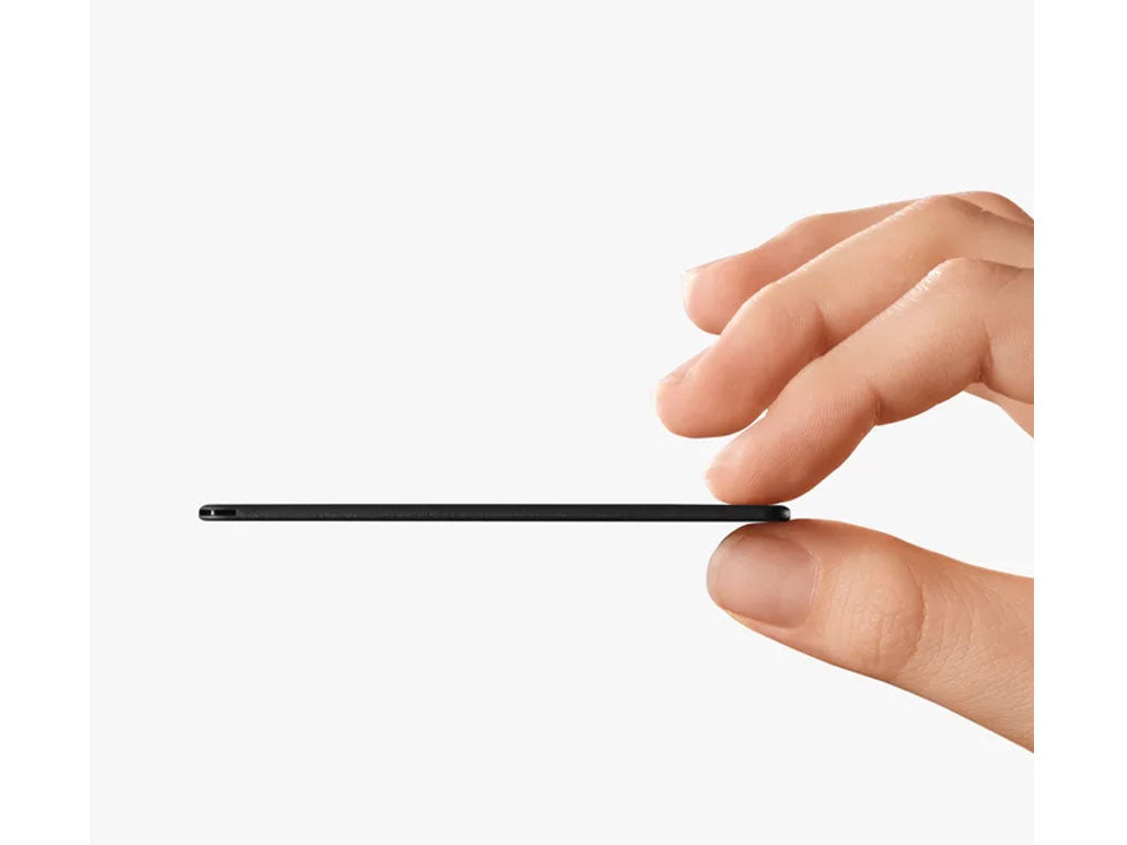 Chipolo CARD Novi model – punjivi pametni lokator za novčanik s podrškom za Apple Find My i Google Find Hub debljina kartice prikaz u ruci