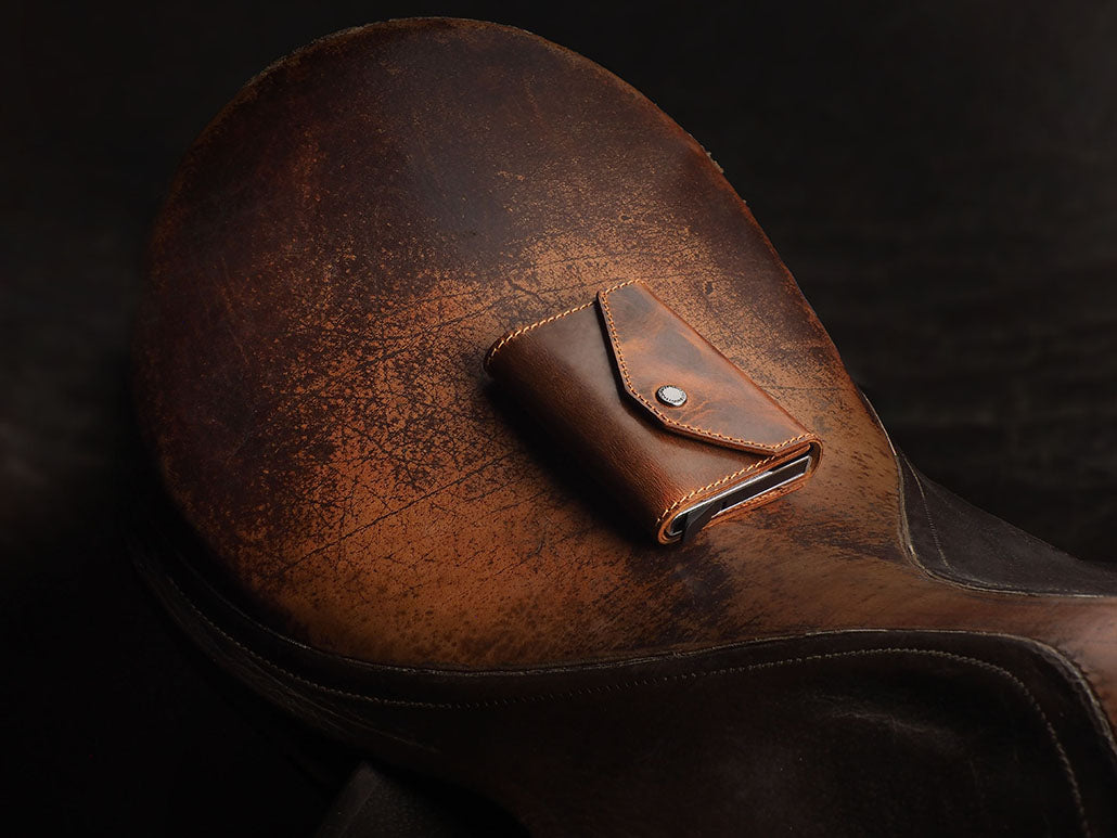 Detalj Vintage Saddle kože na Pularys Porter GO novčaniku